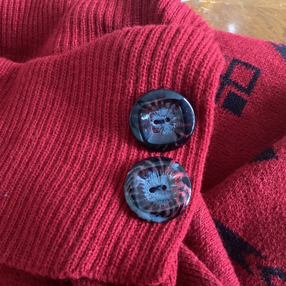 Poncho - Cape by Runa’s Crafts made- Ecuador -Burgundy/merlot  -Llamas-Cowl neck - Picture 8 of 13